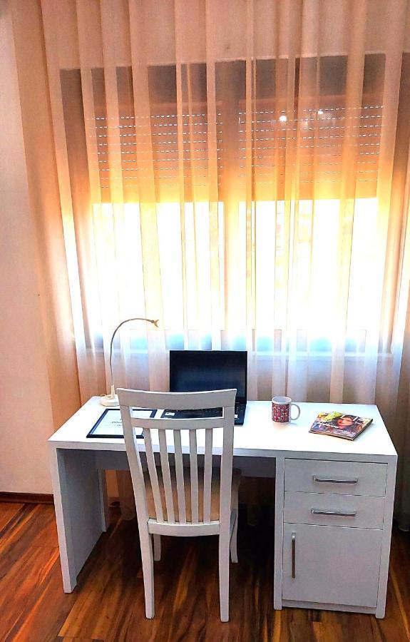Spacious Family-Friendly Apartment In The Heart Of Bllok ติรานา ภายนอก รูปภาพ