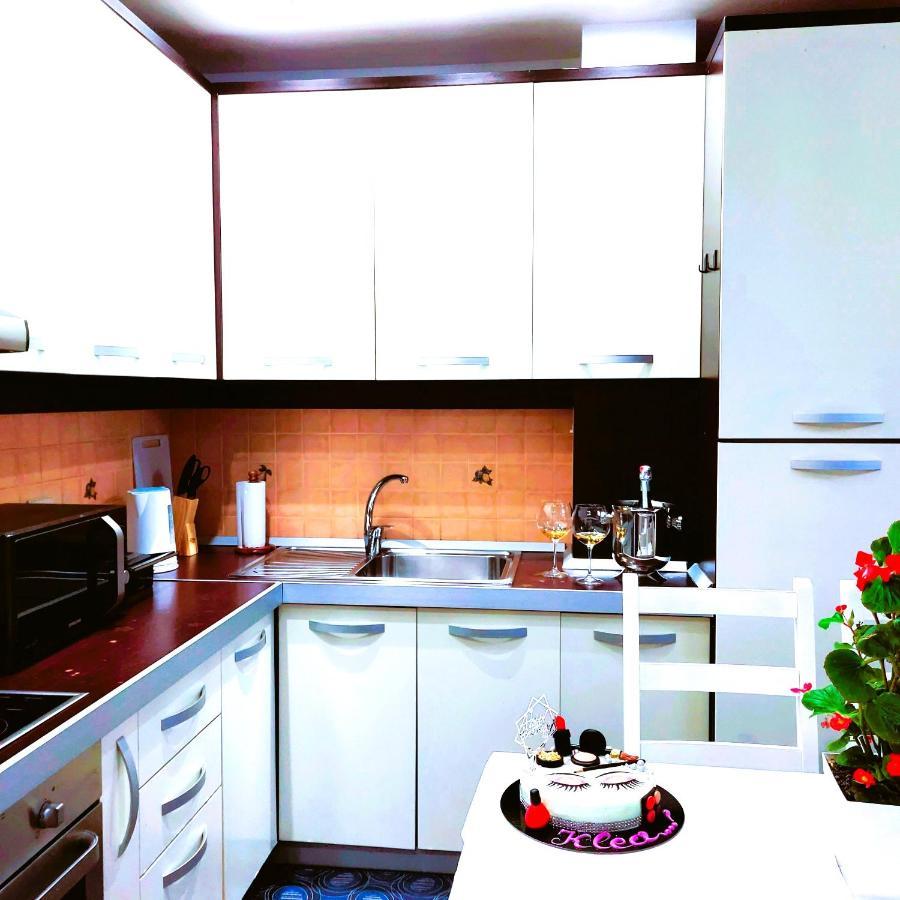Spacious Family-Friendly Apartment In The Heart Of Bllok ติรานา ภายนอก รูปภาพ